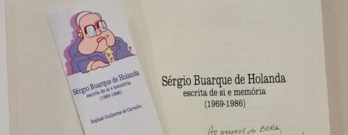 livro do prof Raphael Guilherme de Carvalho, intitulado "Sérgio Buarque de Holanda: escrita de si e memória (1969-1986)", aberto e com dedicatória do autor para a biblioteca na primeira página